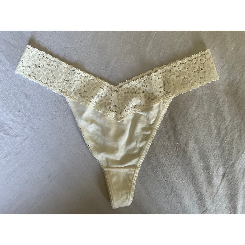 NoS Maidenform Bodymates M 7 Cream Lace Thong String Bikini Panties Underwear